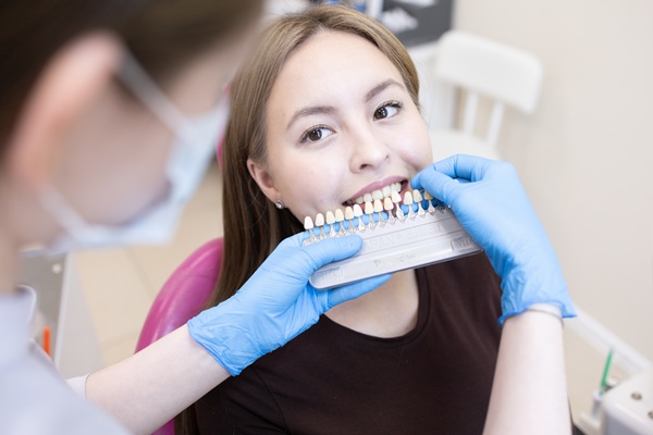 Ask A Cosmetic Dentist: Should I Choose Dental Bonding Or Veneers?